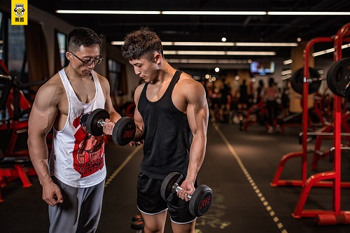 河南健身教练一个月收入