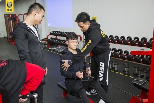 女生考健身教练证好考吗?需要多少钱