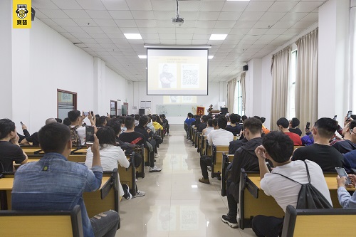 赛普健身教练培训基地学生在上课