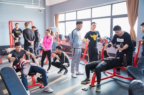 赛普健身学员在上课 赛普健身学员在上课