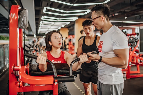 赛普健身教练培训基地导师指导学员