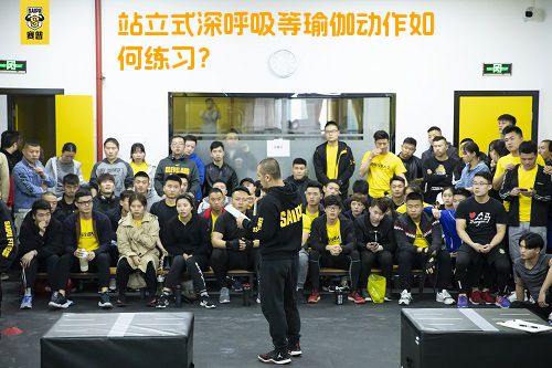 站立式深呼吸等瑜伽动作如何练习？
