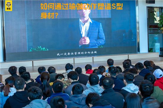 如何通过瑜伽动作塑造S型身材？