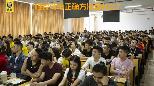 哑铃弯举正确方法是什么？