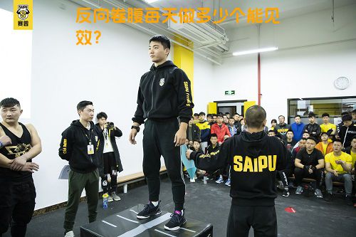 反向卷腹每天做多少个能见效？