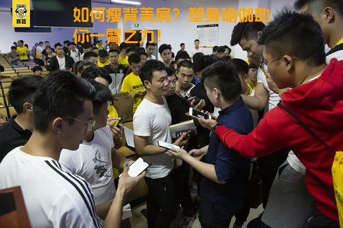如何瘦背美肩？塑身瑜伽助你一臂之力！