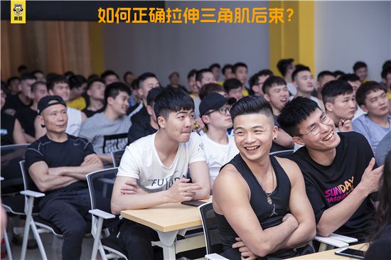 如何正确拉伸三角肌后束？