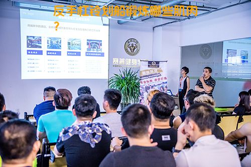 反手杠铃划船锻炼哪些肌肉？